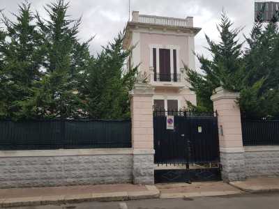 Ma le sorprese non finiscono qui. Mesi fa Tatkov ci rifer� di essere a conoscenza del nome dell�edificio di Palese in cui aveva trovato ospitalit� Tito. �Si trattava di Villa Vellina o Verina�, disse. E noi quella dimora l�abbiamo finalmente scovata. Si erge in via Volpe, � in buone condizioni e si presenta con un color rosa confetto